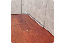 Фото алюминиевого плинтуса ПЛ 40 «серебро» на фоне различных отделочных материалов.