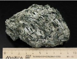 Актинолит в белом тальке, необработанный, дикий образец, Россия, Северный Кавказ, КЧР (95*65*49 мм, 335 г) №37774