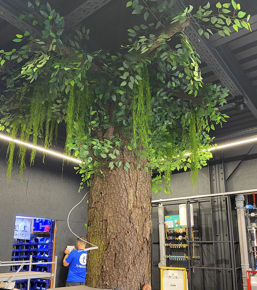 Имитация дерева в интерьере магазина.Работа spilcenter.com. г.Москва
