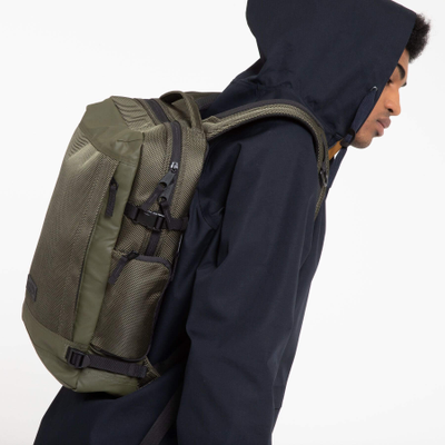 Парень с рюкзаком Eastpak Tecum M CNNCT Khaki
