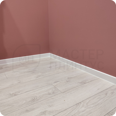 Плинтус ХДФ Dollken Cubu Flex Life XL 80мм Х 2,5 м 1013/5012 Белый в интерьере 4