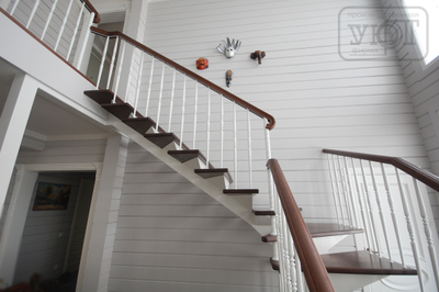 л-2. Металлические столбы и балясины. Ступени и поручень - массив ясеня