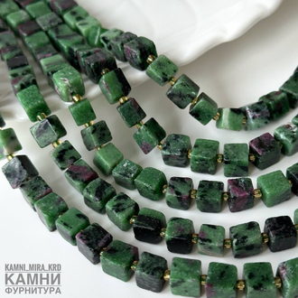 Цоизит с "рубином" красным корундом кубик 6,3-8,2х6,1-8,5 мм, цена за нить 19 см