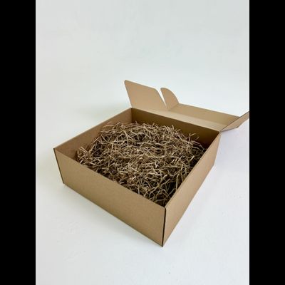 Большая подарочная коробка GILEV 37x37x14 см с бордовой лентой и наполнителем крафт