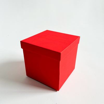 Красная подарочная коробка GILEV 30х30х30см с крышкой и наполнителем