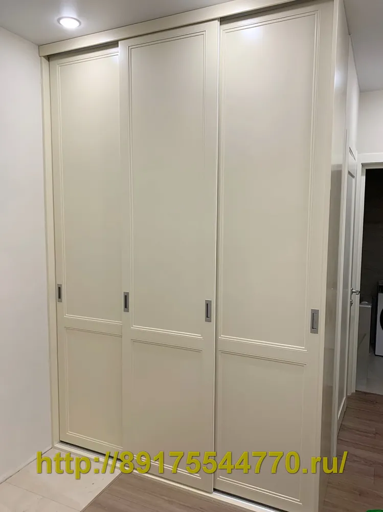 092 Встроенный шкаф-купе с фасадами МДФ, покраска эмаль RAL 1013.