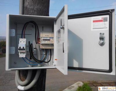 Установка и сборка электрощитка на столбе на участке в снт ИВАНМАСТЕР