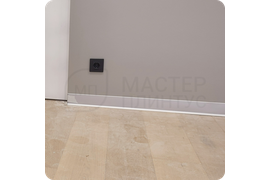 Пример использования плинтуса ПЛ 100 «серебро» для создания гармоничного дизайна в спальне.