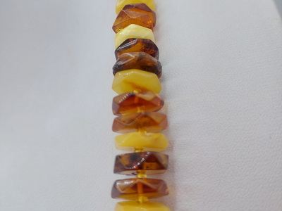 Бусы камнерезные шестигранники из янтаря