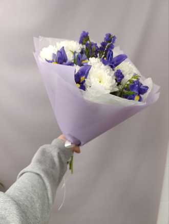 Букет из ирисов хризантем и статицы