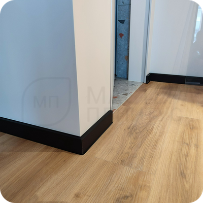 Плинтус ХДФ Dollken Cubu Flex Life 80мм Х 2,5 м 0110/1144 Черный в интерьере 5