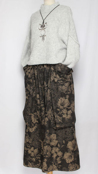 БРЮКИ-ЮБКА джинс-гобелен "КРЕАТИВНЫЕ КАРМАНЫ" крупные цветы синии, черные р.46-54