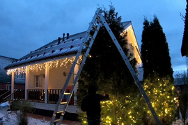 Монтаж гирлянд и украшение елок