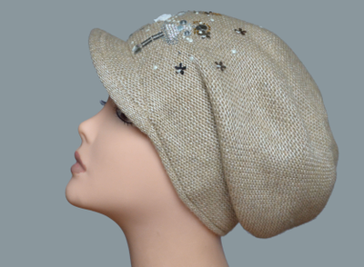 Зимняя женская кепка с украшениями вязаная Италия Vizio 5559 бежевая