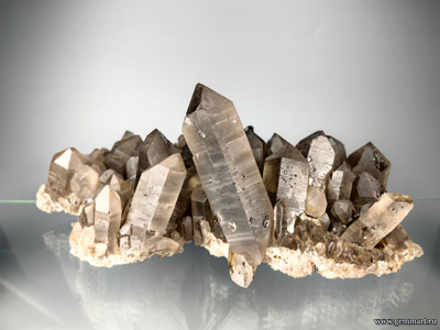 Рутил в кристаллах дымчатого кварца. Бразилия.  260*220*103мм (ААА)