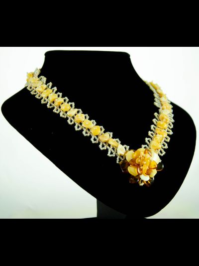 Колье из матового янтаря и чешского бисера, с цветком из янтаря