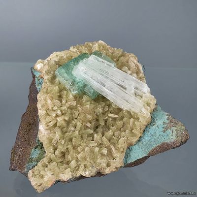 Апофиллит зеленый, гейландит, сколецит (?). Индия. 50*40*30мм