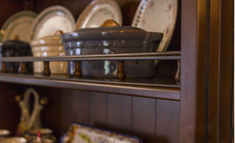 Буфет открытый с полками и балюстрадой.