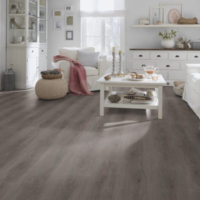 Виниловый пол Wineo 600 Wood XL BerlinLoft DB200W6 в интерьере гостиной