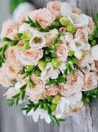 Молочный букет невесты: фрезия, бежевые кустовые розы. Свадебный букет невесты