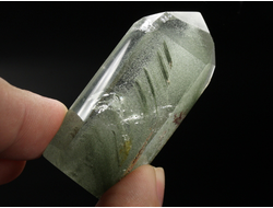 Кварц горный хрусталь с фантомами и хлоритом, кристалл полированный, Бразилия (50*24*18 мм, 35 г) №36850