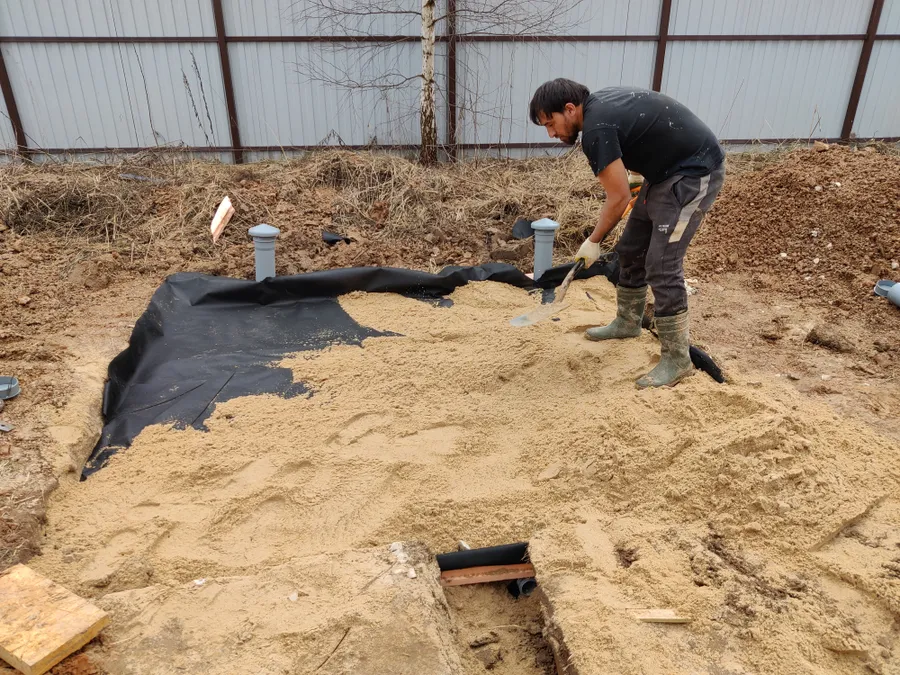 Обсыпаем песком сверху наше дренажное поле