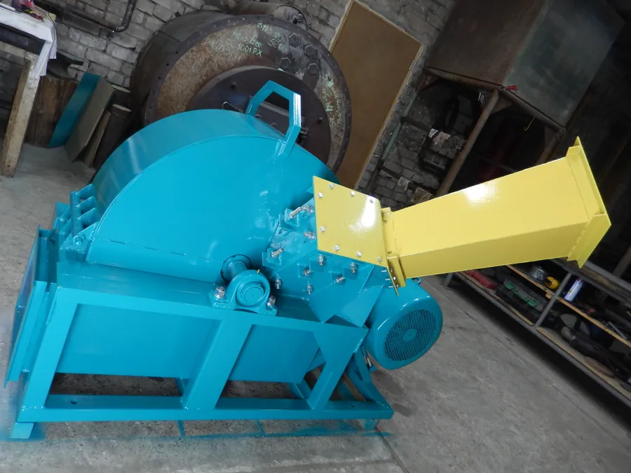 Стандартная комплектация дробилки РДМ-600 с удлинителем горловины, который служит для безопасности работы.