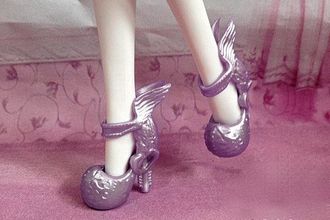 Туфли с крылышками перламутрового цвета с сиреневым отливом.