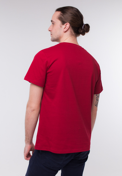 Футболка Тайга "Горы Зовут" в бордовом цвете вид со спины