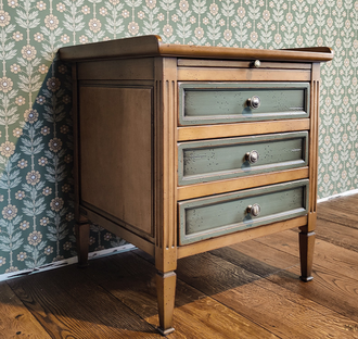 Тумба прикроватная с 3 ящиками и выдвижным столиком.