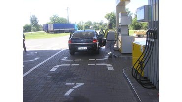 Разметка АЗС - это вид дорожной разметки, который используется на автозаправочных станциях для приезжающих машин.