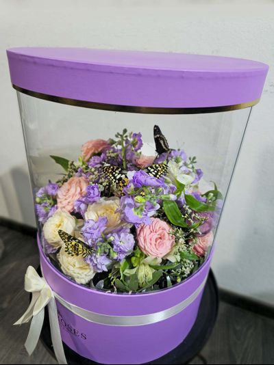 Букет с бабочкой № 134 в сиреневых тонах.