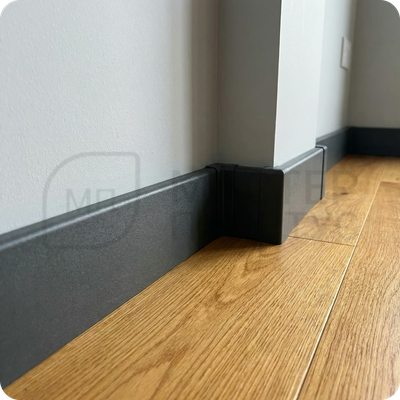 Плинтус ПВХ Волшебная палочка 70мм Home 2,2м 7020 в интерьере