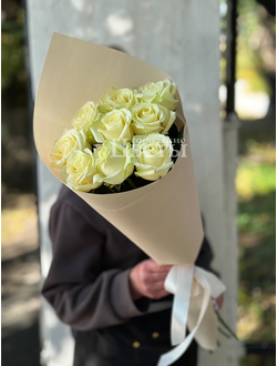 9 белых роз в крафте