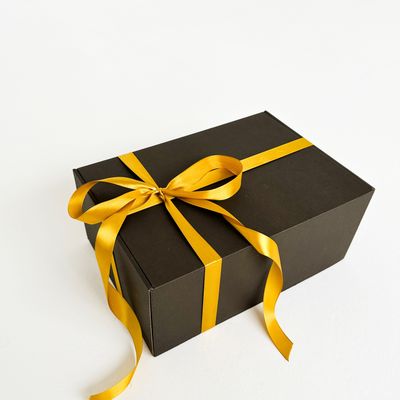 Черная подарочная коробка GILEV 37x26x12см с золотой лентой и наполнителем