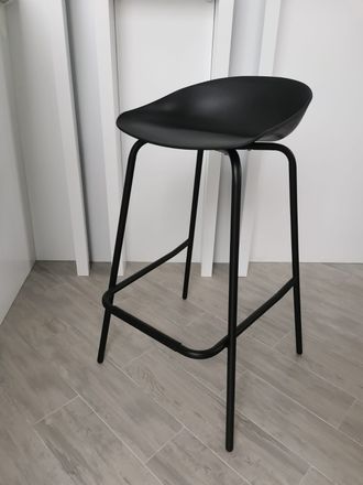 Барный стул на металлическом основании с пластиковым сидением