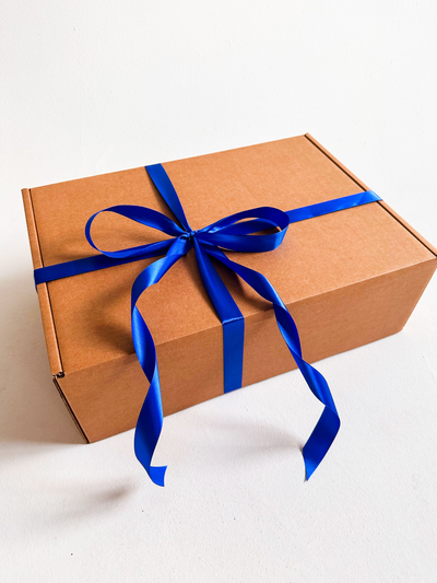 2 штуки - Подарочная коробка GILEV 44x32x15см с синей лентой и наполнителем крафт