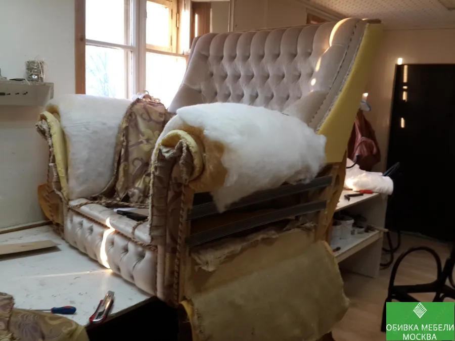 Демонтаж обивки кресла 