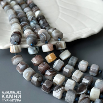 Агат Ботсвана крупные огранённые рондели 8,5-9,5х12-12,3 мм собраны через стеклянные бусины, цена за нить 20 см