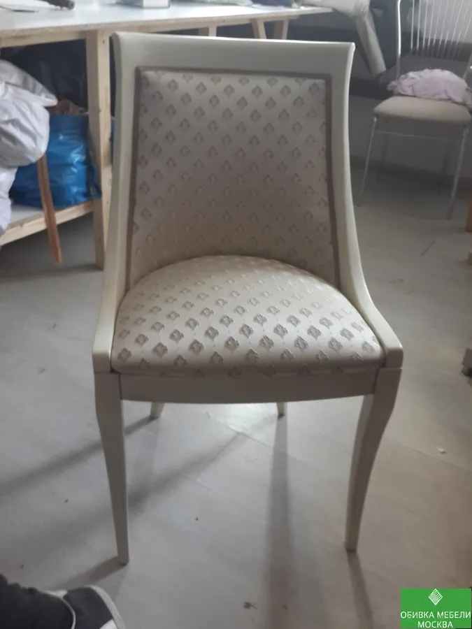 Перетяжка стула жаккард реставрация белый глянец 
☎ 8(909)-966-27-18
