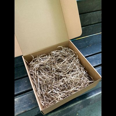 2 шт - Большая подарочная коробка с наполнителем и синей лентой (37x37x14 см)