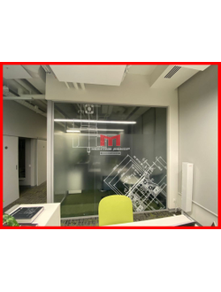 Оклейка стеклянной витрины в офисе