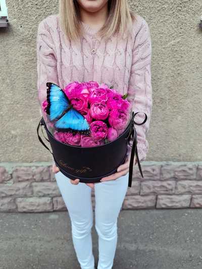 Букет пионовидных роз с большой бабочкой    "Весенний ветер" с тропической бабочкой №3