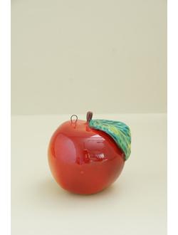 Яблоко с листом