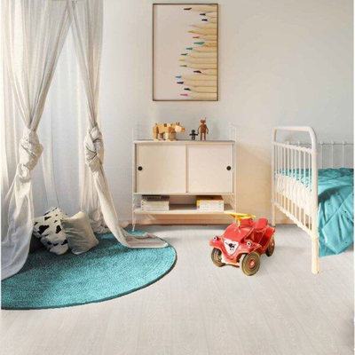 Декор ламината Wineo Дуб Спокойный Белый LA169MV4 в интерьере детской комнаты