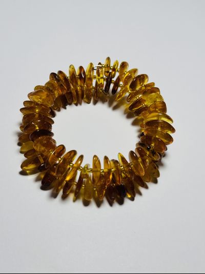 Браслет на пружине двойной из обработанного янтаря