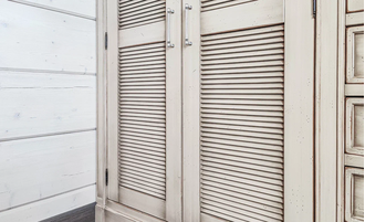 Встроенный шестидверный шкаф с жалюзийными дверьми.