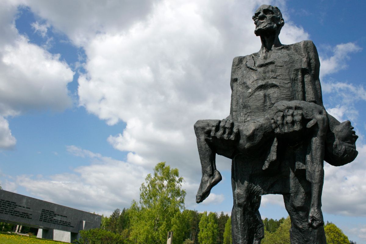 Мемориал "Хатынь". Памятник "Непокоренный человек". Автор фото: John Oldale. Источник: wikimedia