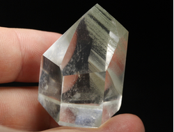 Кварц горный хрусталь с фантомами и хлоритом, кристалл полированный, Бразилия (38*29*26 мм, 40 г) №36851