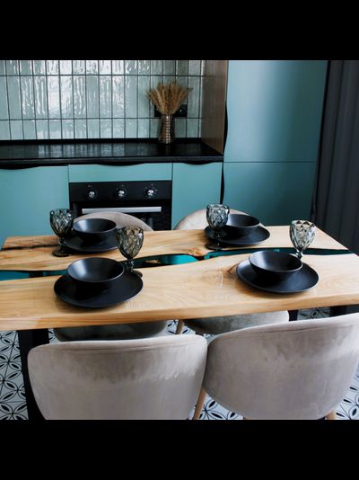 стол река из эпоксидной смолы для студии лазурного цвета